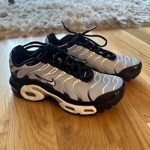 Nike Big Kids Air Max Plus Black/Metallic Silver/White Size 4.5Y